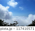 山の上にかかる雲 117410571