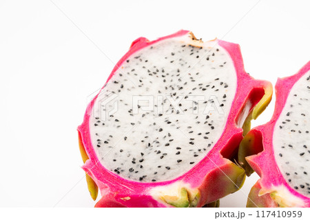 ドラゴンフルーツの断面のクローズアップ 117410959