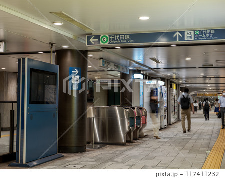 東京メトロ千代田線　二重橋前（丸の内）駅改札口 117411232