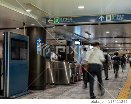 東京メトロ千代田線　二重橋前（丸の内）駅改札口 117411233