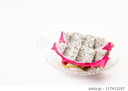 食べやすくカットしてお皿に盛りつけたドラゴンフルーツ 117411287