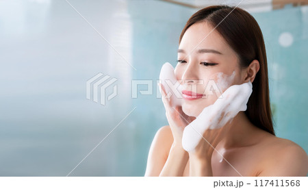 洗顔する女性（AI生成画像） 117411568