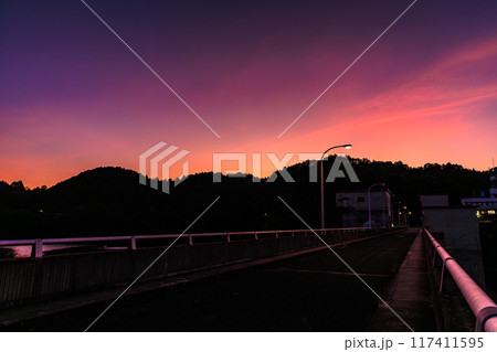2024年夏奈良市東部布目ダムの夕景 ダム湖面側の夕焼け 灯りの付いた街灯と爆焼けの空② 2024年夏奈良市東部布目ダムの夕景 ダム湖面側の夕焼け 灯りの付いた街灯と爆焼けの空② 117411595