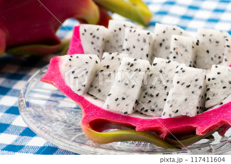 食べやすくカットしてお皿に盛りつけたドラゴンフルーツ 117411604