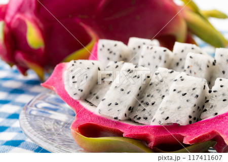 食べやすくカットしてお皿に盛りつけたドラゴンフルーツ 117411607