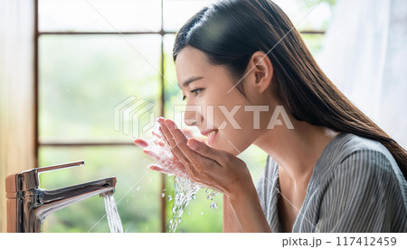 洗顔する女性(AI生成画像) 洗顔する女性(AI生成画像) 117412459