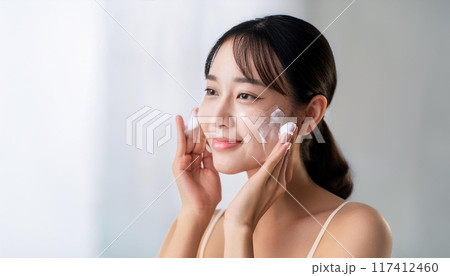 洗顔する女性（AI生成画像） 117412460
