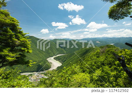果無越えの道から熊野川を望む(熊野古道・小辺路) 【奈良県十津川村】 果無越えの道から熊野川を望む(熊野古道・小辺路) 【奈良県十津川村】 117412502