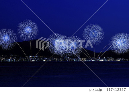 夜空に打ちあがる花火 びわこ花火大会 117412527