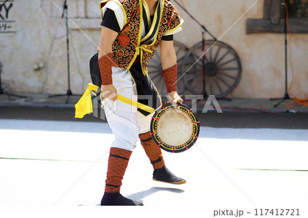 沖縄エイサー踊りの演舞中の締太鼓 117412721
