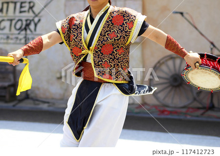 沖縄エイサー踊りの演舞中の締太鼓 沖縄エイサー踊りの演舞中の締太鼓 117412723