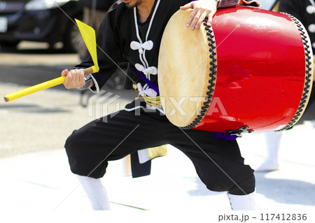 沖縄エイサー踊りの演舞中の大太鼓 沖縄エイサー踊りの演舞中の大太鼓 117412836