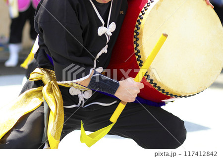 沖縄エイサー踊りの演舞中の大太鼓 沖縄エイサー踊りの演舞中の大太鼓 117412842