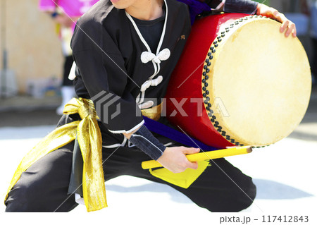 沖縄エイサー踊りの演舞中の大太鼓 沖縄エイサー踊りの演舞中の大太鼓 117412843