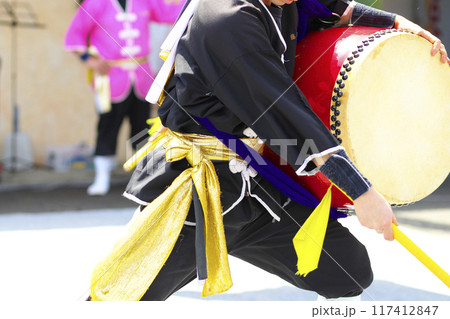 沖縄エイサー踊りの演舞中の大太鼓 沖縄エイサー踊りの演舞中の大太鼓 117412847