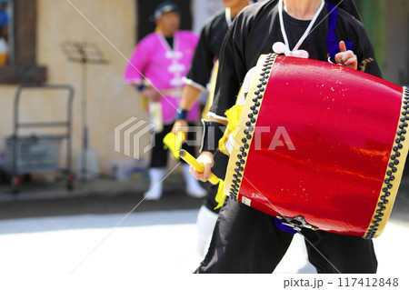 沖縄エイサー踊りの演舞中の大太鼓 117412848