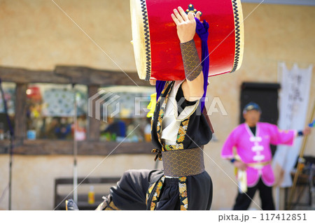 沖縄エイサー踊りの演舞中の大太鼓 沖縄エイサー踊りの演舞中の大太鼓 117412851