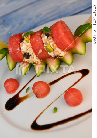 RECIPE OF SALAD OF FETA RINGS COATED WITH DRIED FRUIT, PISTACHE, NUTS AND PASTEQUE 117413015