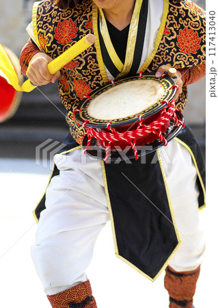 沖縄エイサー踊りの演舞中の締太鼓 117413040