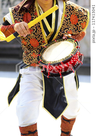 沖縄エイサー踊りの演舞中の締太鼓 117413041