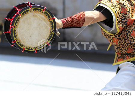 沖縄エイサー踊りの演舞中の締太鼓 117413042