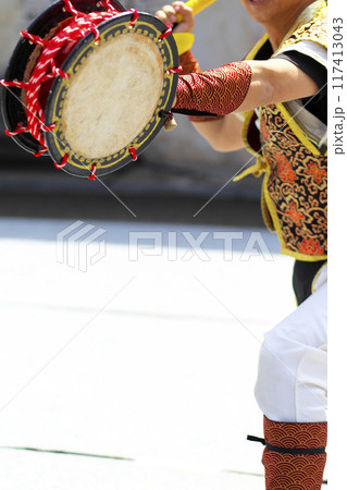 沖縄エイサー踊りの演舞中の締太鼓 沖縄エイサー踊りの演舞中の締太鼓 117413043