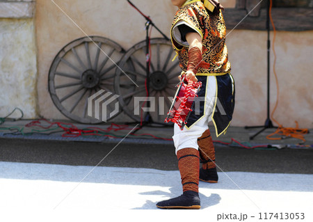 沖縄エイサー踊りの演舞中の締太鼓 沖縄エイサー踊りの演舞中の締太鼓 117413053