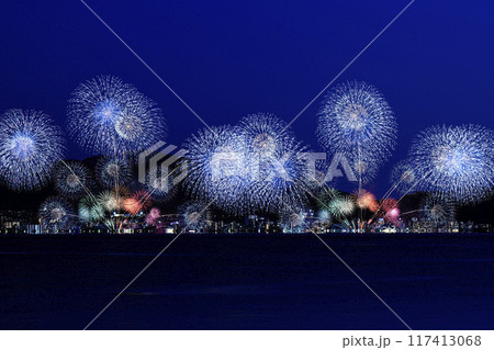 夜空に打ちあがる花火 びわこ花火大会 夜空に打ちあがる花火 びわこ花火大会 117413068