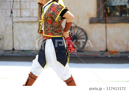 沖縄エイサー踊りの演舞中の締太鼓 沖縄エイサー踊りの演舞中の締太鼓 117413172