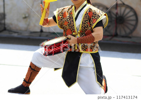 沖縄エイサー踊りの演舞中の締太鼓 沖縄エイサー踊りの演舞中の締太鼓 117413174