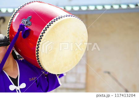 沖縄エイサー踊りの演舞中の大太鼓 沖縄エイサー踊りの演舞中の大太鼓 117413204