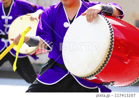 沖縄エイサー踊りの演舞中の大太鼓 117413207