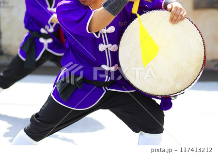 沖縄エイサー踊りの演舞中の大太鼓 117413212