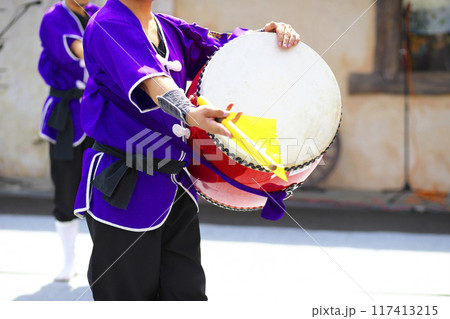 沖縄エイサー踊りの演舞中の大太鼓 117413215
