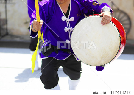 沖縄エイサー踊りの演舞中の大太鼓 117413218