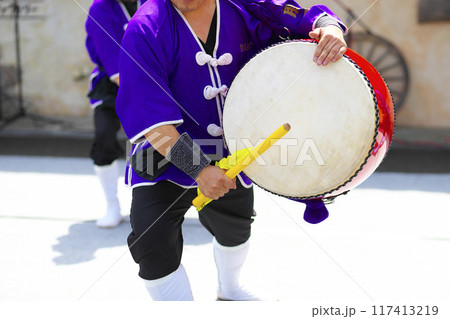 沖縄エイサー踊りの演舞中の大太鼓 117413219
