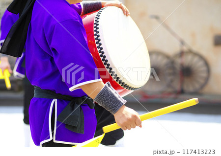 沖縄エイサー踊りの演舞中の大太鼓 沖縄エイサー踊りの演舞中の大太鼓 117413223