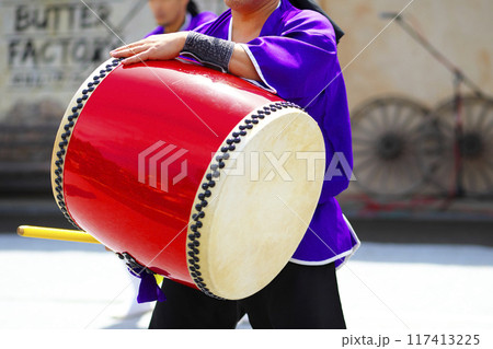 沖縄エイサー踊りの演舞中の大太鼓 117413225
