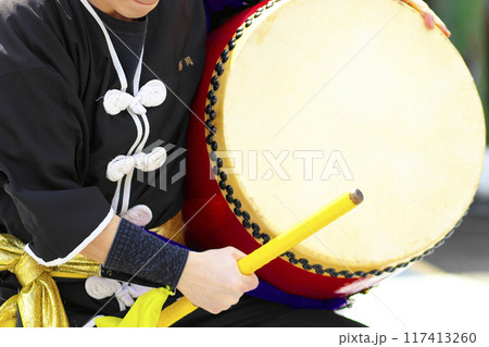 沖縄エイサー踊りの演舞中の大太鼓 117413260