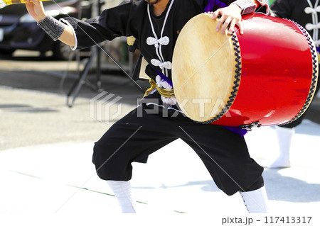 沖縄エイサー踊りの演舞中の大太鼓 沖縄エイサー踊りの演舞中の大太鼓 117413317