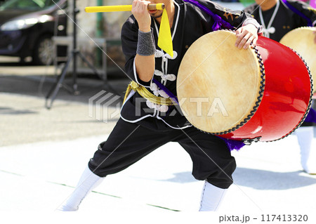 沖縄エイサー踊りの演舞中の大太鼓 117413320
