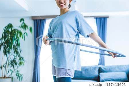 自宅でエクササイズをする美人な女性 自宅でエクササイズをする美人な女性 117413693