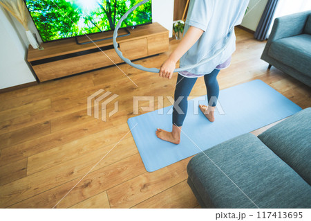 自宅でエクササイズをする美人な女性 自宅でエクササイズをする美人な女性 117413695