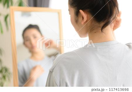 鏡の前に立つ20代の女性 鏡の前に立つ20代の女性 117413698