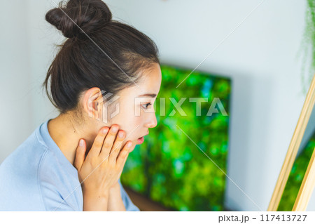 肌ケアをする女性 肌ケアをする女性 117413727