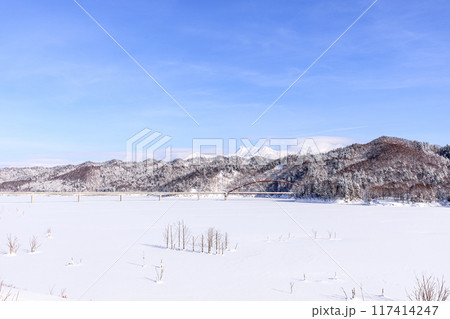 北海道夕張市、全面結氷したシューパロ湖に架かる白銀橋と夕張岳・前岳【1月】 北海道夕張市、全面結氷したシューパロ湖に架かる白銀橋と夕張岳・前岳【1月】 117414247