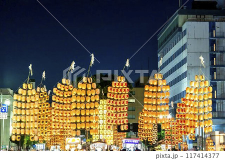 東北の夏祭り 秋田竿燈まつりの竿燈 秋田県秋田市 東北の夏祭り 秋田竿燈まつりの竿燈 秋田県秋田市 117414377
