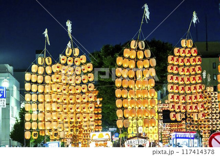 東北の夏祭り 秋田竿燈まつりの竿燈 秋田県秋田市 東北の夏祭り 秋田竿燈まつりの竿燈 秋田県秋田市 117414378