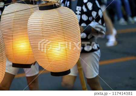 東北の夏祭り 秋田竿燈まつりの竿燈 秋田県秋田市 東北の夏祭り 秋田竿燈まつりの竿燈 秋田県秋田市 117414381