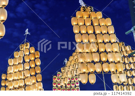 東北の夏祭り　秋田竿燈まつりの竿燈　秋田県秋田市 117414392